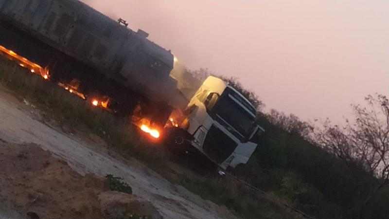 Carreta pega fogo após colidir com trem no sudoeste da Bahia