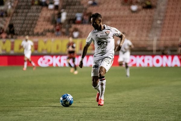 Técnico do Vitória exalta eficiência da bola parada do time: ‘Determinante mais uma vez’