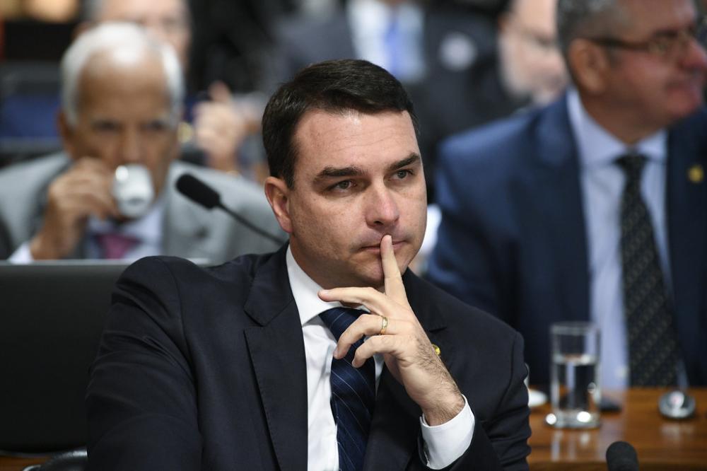 Flávio Bolsonaro pede que AGU investigue Gleisi Hoffman por criticar Justiça Eleitoral