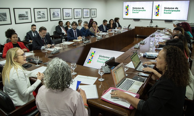 Defesa e GSI estão fora da política de diversidade do governo
