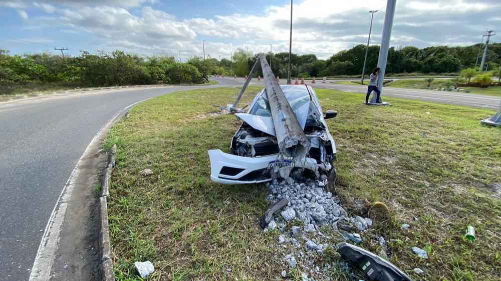 Motorista perde o controle de carro, bate e derruba poste na rotatória do Iberostar 