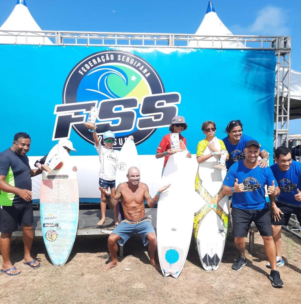 Surfista matense é campeão em duas categorias em campeonato em Sergipe