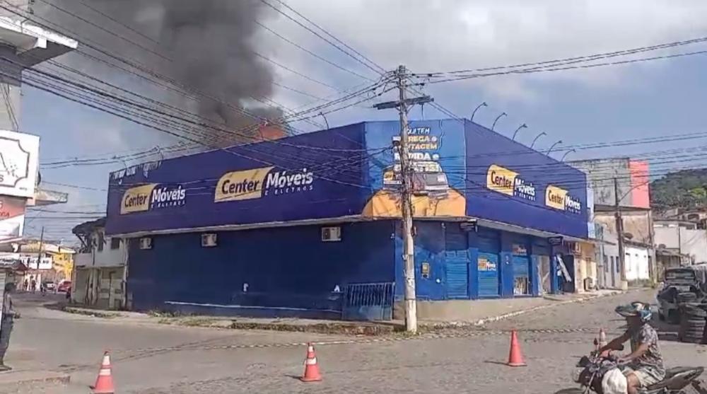 Loja de móveis pega fogo em Catu; parte das mercadorias foi retirada por populares