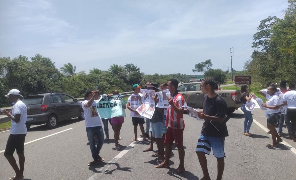 Familiares e amigos de jovem morto em ação da PM fazem protesto na BA-099