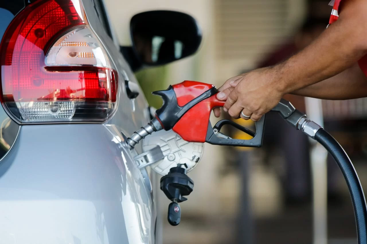 Acelen anuncia aumento de 13% no preço de venda da gasolina para distribuidoras