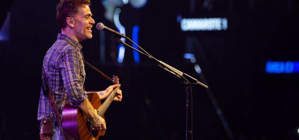 Nando Reis celebra 40 anos de carreira em show em Praia do Forte