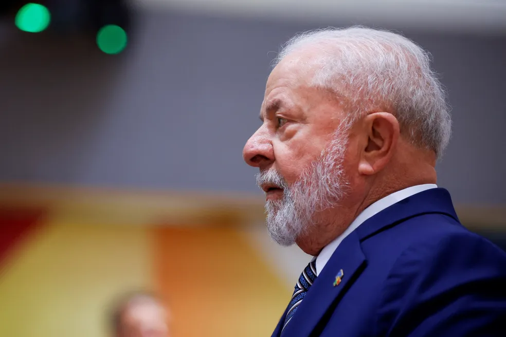 Lula continua estável e bem, informa boletim médico 