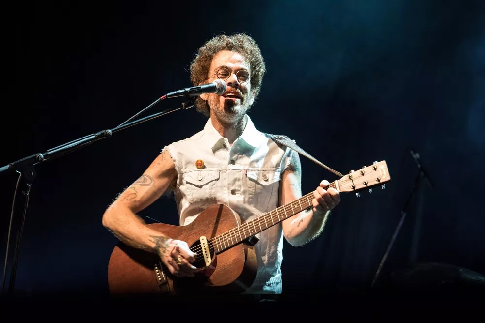 Nando Reis celebra 40 anos de carreira com show em Praia do Forte 