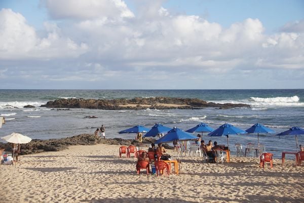 Banhistas devem evitar praias do Rio Vermelho até Farol da Barra, diz Embasa