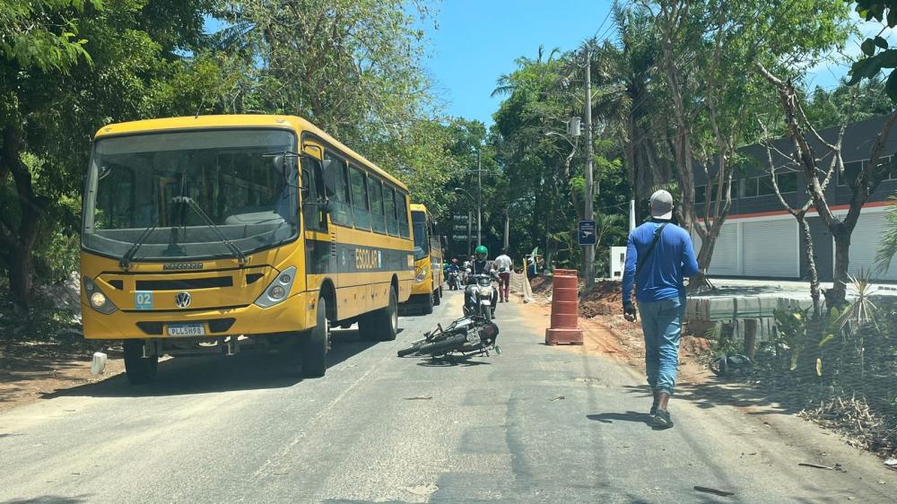 Após ultrapassagem, mototaxista colide com ônibus escolar em Açuzinho