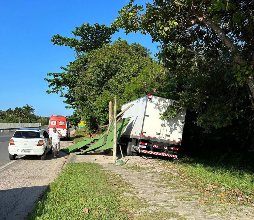 Colisão entre caminhão baú e carro atinge ponto de ônibus em Praia do Forte