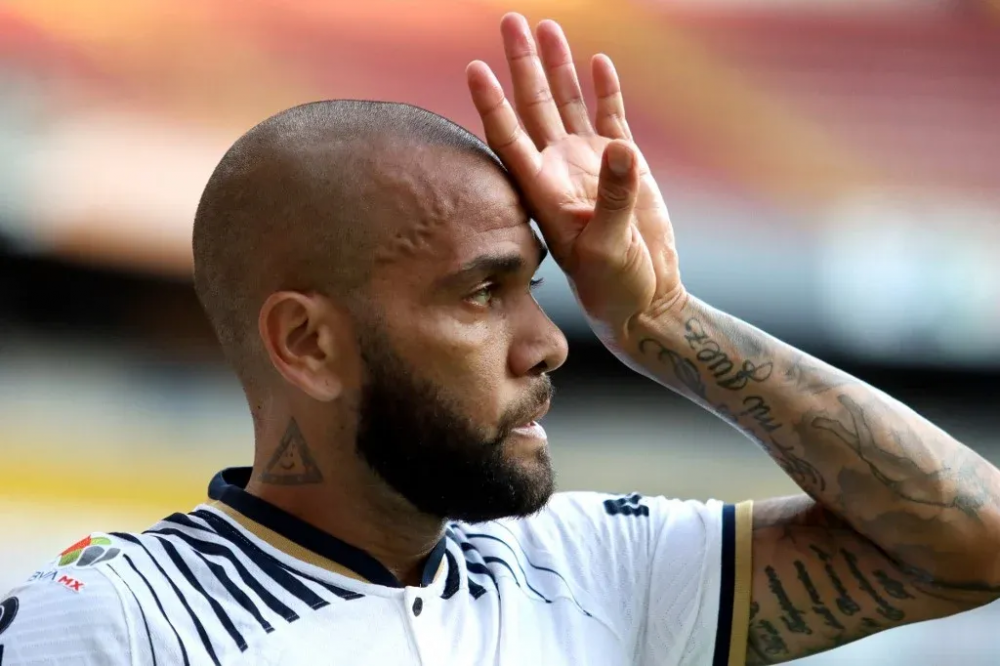 Advogado de Daniel Alves abandona ex-jogador em caso de estupro