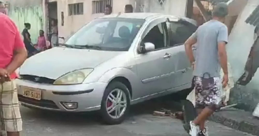 Mulher morre após ser atropelada por carro conduzido por adolescente em Camaçari