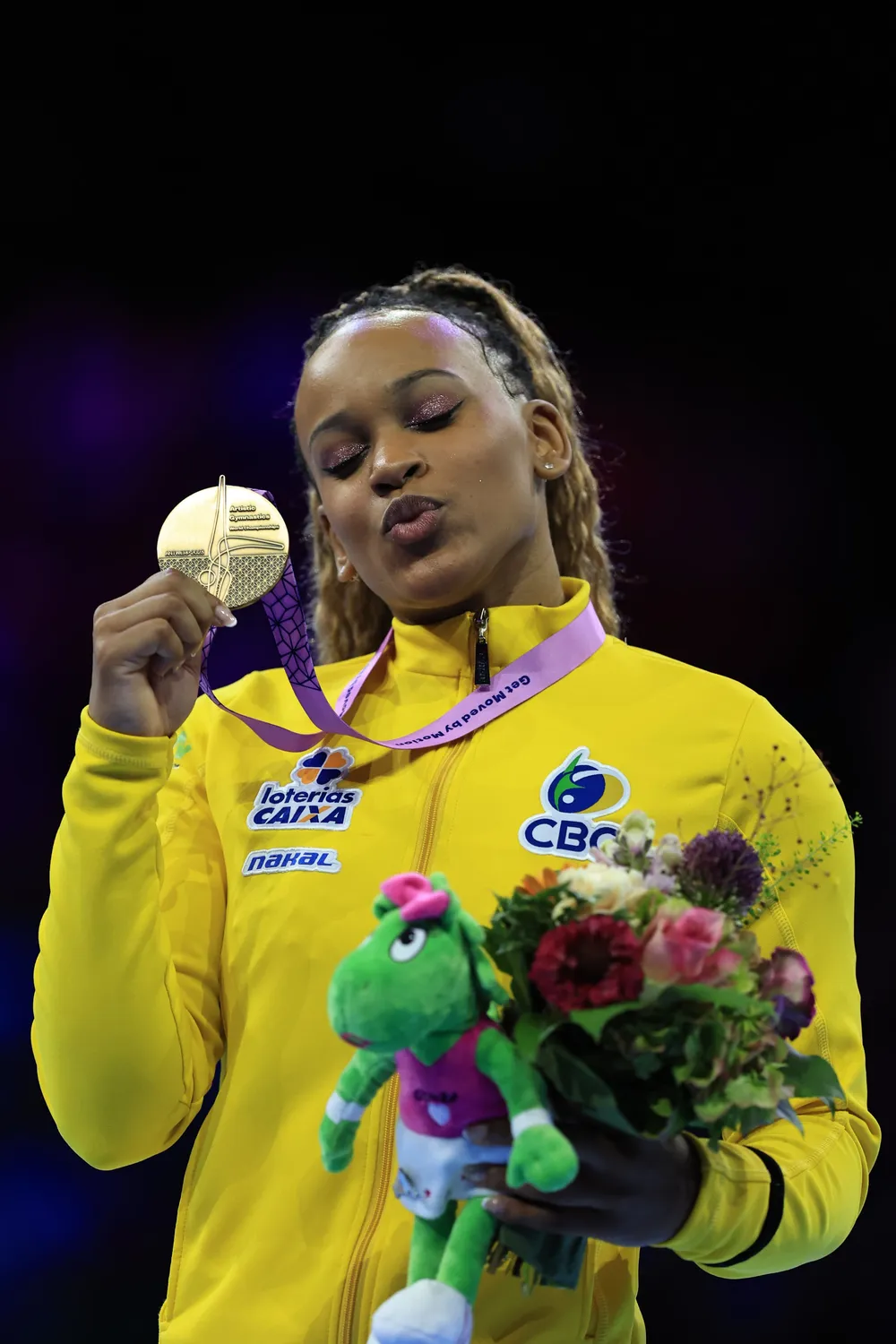 Rebeca Andrade é bicampeã mundial do salto em cima de Simone Biles 
