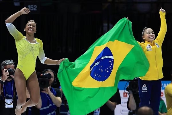 Com prata e bronze, Rebeca Andrade e Flávia Saraiva fazem dobradinha no solo