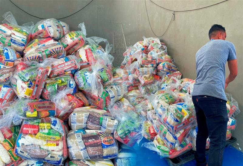 Dias d'Ávila entrega cestas básicas para famílias em situação de vulnerabilidade social