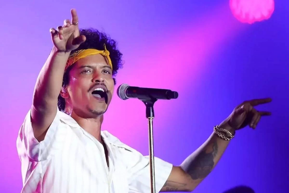Bruno Mars foge de Israel durante ataque do Hamas e deixa equipamentos para trás