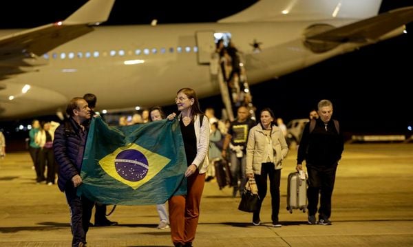 Repatriados de Israel manifestam alívio ao pisar em solo brasileiro