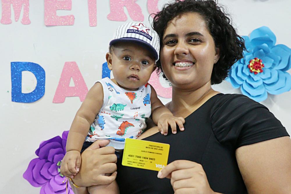 Prefeitura entrega cartão do Primeiro Cuidado para mães de crianças de até 2 anos