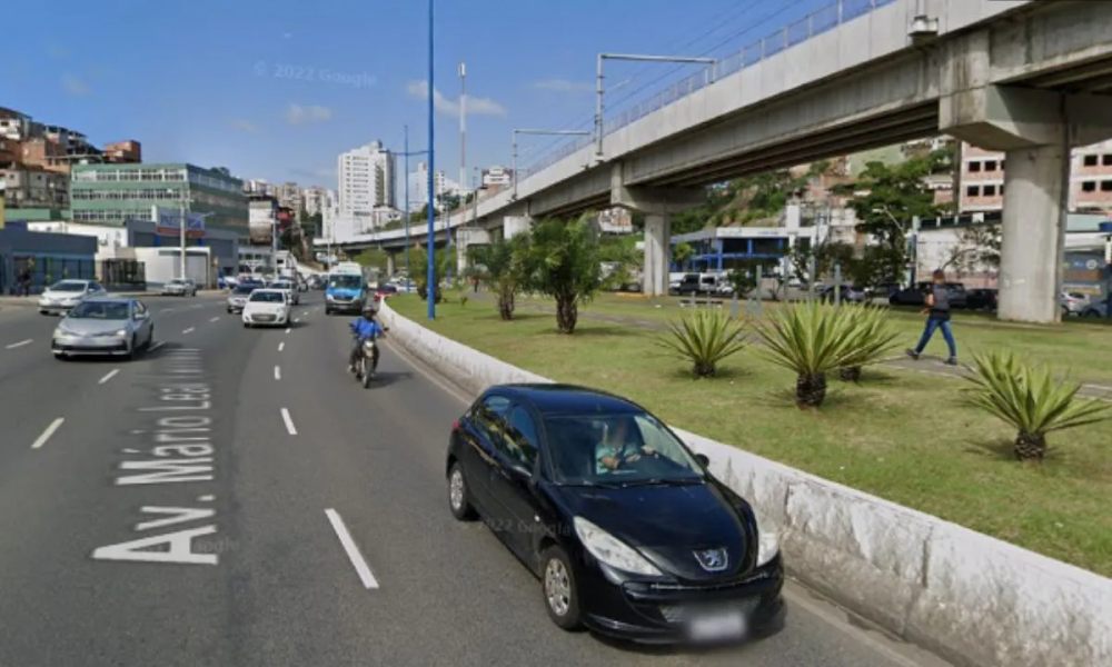 Corpo enrolado em lona é encontrado na Avenida Bonocô, em Salvador