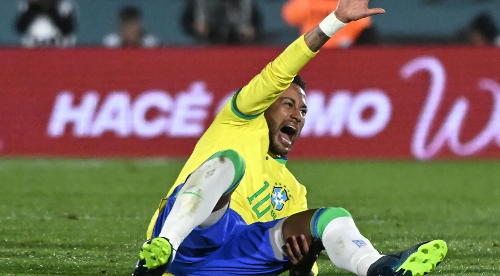 Neymar sai de muletas do estádio Centenário e passará por exames
