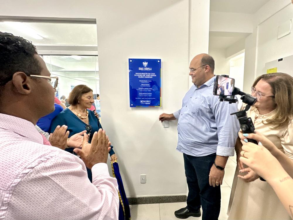 Alberto Castro entrega nova Casa do Idoso em Dias d’Ávila