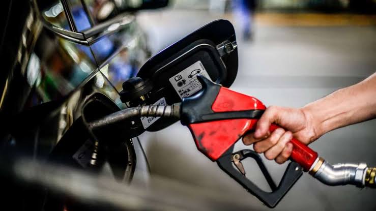 Preço da gasolina diminui e do diesel aumenta para distribuidoras