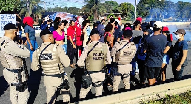 Estudantes da Uefs bloqueiam BR-116 durante protesto