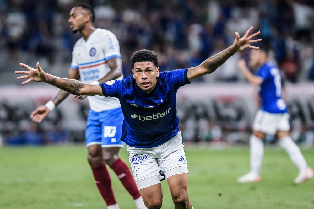 Com gol contra do capitão e falha de goleiro, Bahia é derrotado pelo Cruzeiro