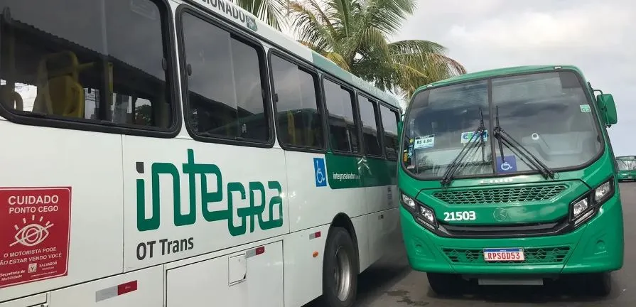 Após assembleia, ônibus começam a sair das garagens; confira