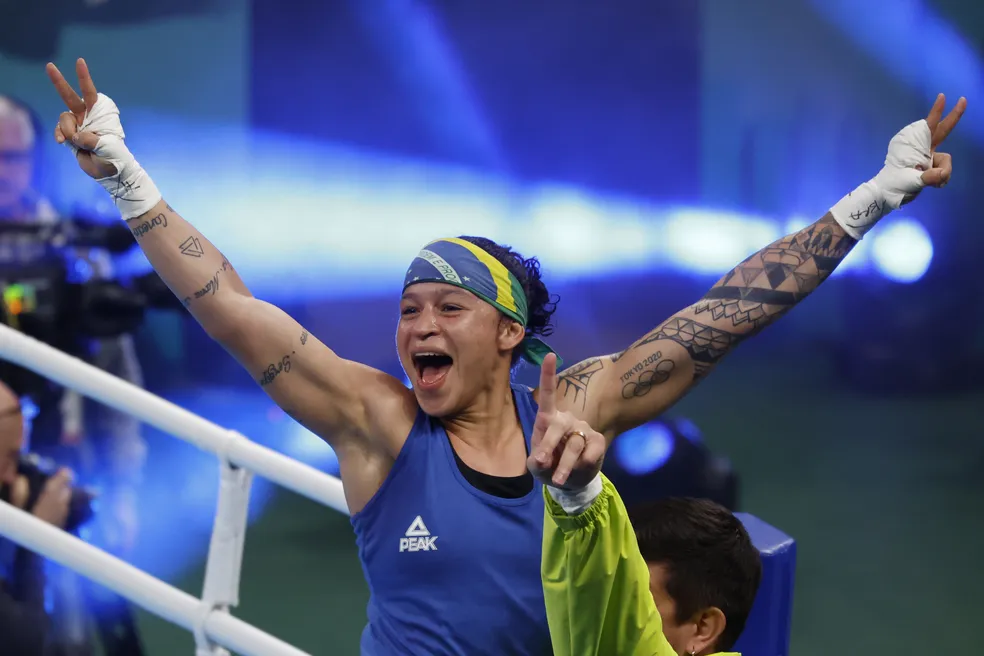 Bia Ferreira vence colombiana na final e é ouro no boxe