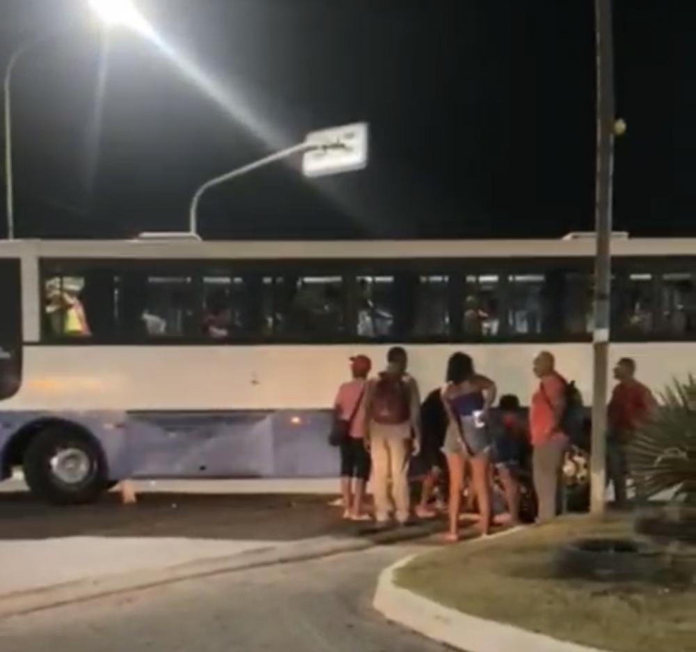 Motociclista fica ferido após atingir ônibus no bairro Los Angeles