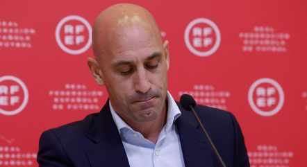 Dirigente espanhol é banido por três anos pela Fifa após beijo forçado