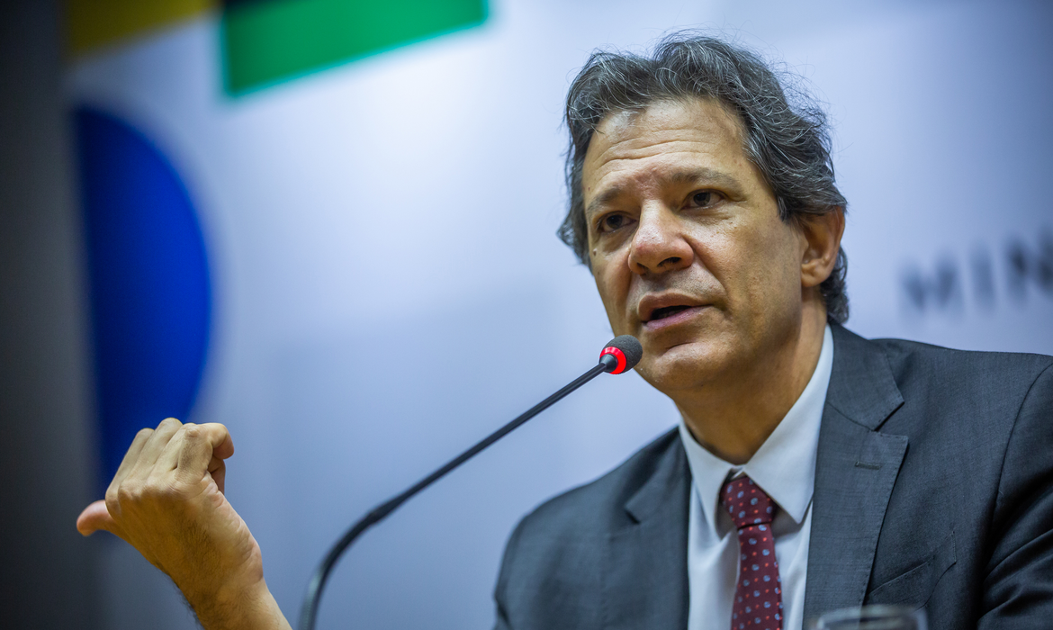 Dólar sobe para R$ 5,04 após fala de Haddad sobre meta fiscal