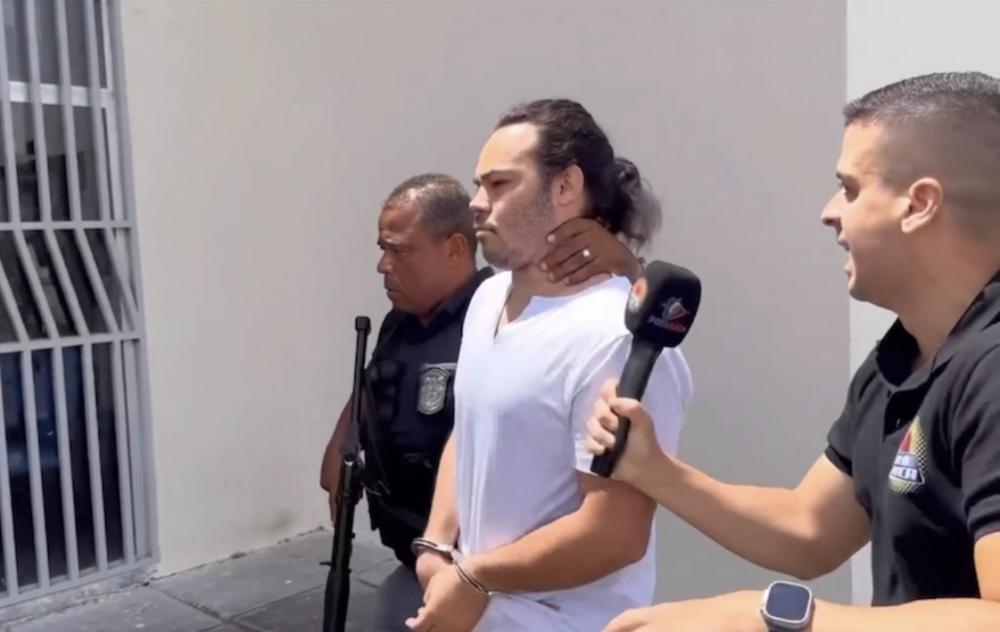 Ederlan Mariano passa por audiência de custódia em Dias d'Ávila sob gritos de 'assassino'