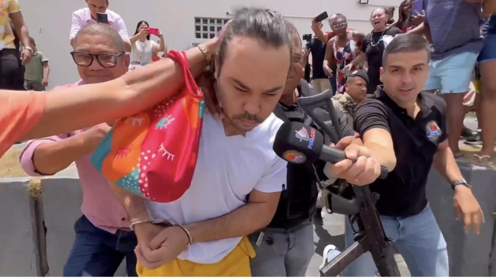 Marido de Sara Mariano é agredido em saída tumultuada de fórum de Dias d'Ávila