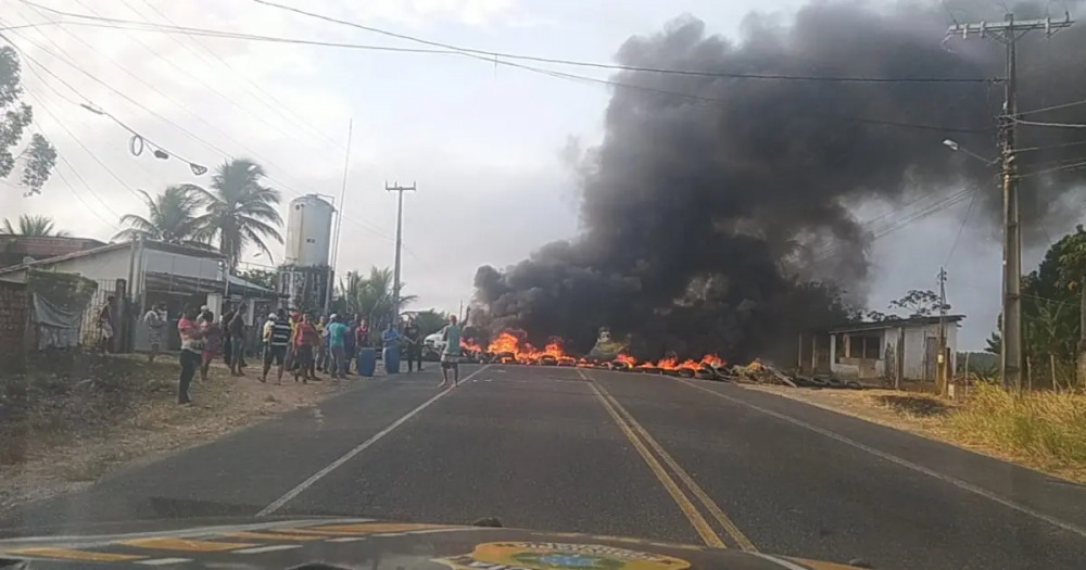 Trecho de BR no Agreste baiano é interditado em protesto contra falta de água