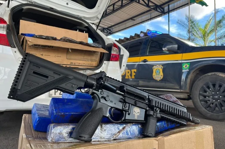 PRF apreende fuzil e mais de 100 kg de maconha em abordagem na Bahia