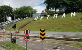 Estrutura de prédio do Detran desaba em Salvador após fortes chuvas