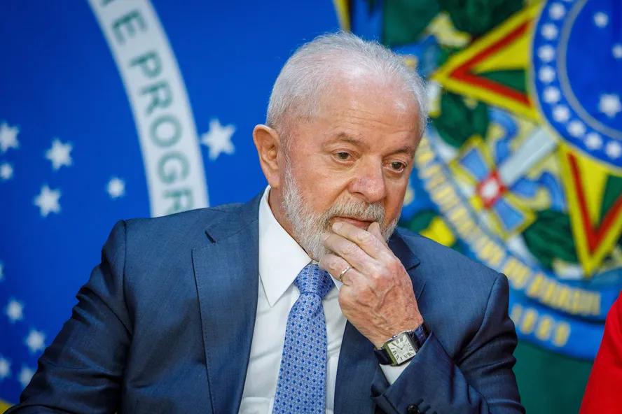 Governo Lula bloqueia R$ 3,8 bilhões do Orçamento e cortes atingem hospitais e livros didáticos