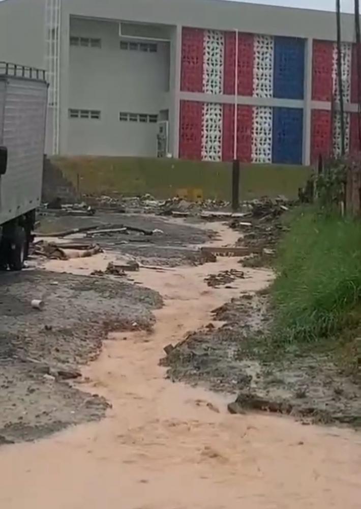 Muro de escola técnica cai após fortes chuvas em Dias d’Ávila