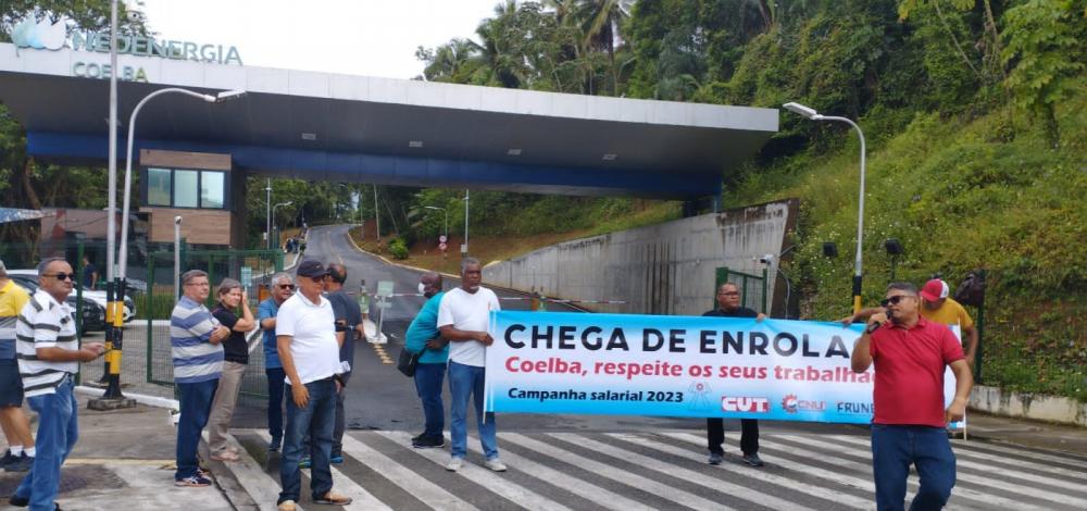 Em campanha salarial, Sindicato dos Eletricitários da Bahia protesta em frente à sede da Coelba