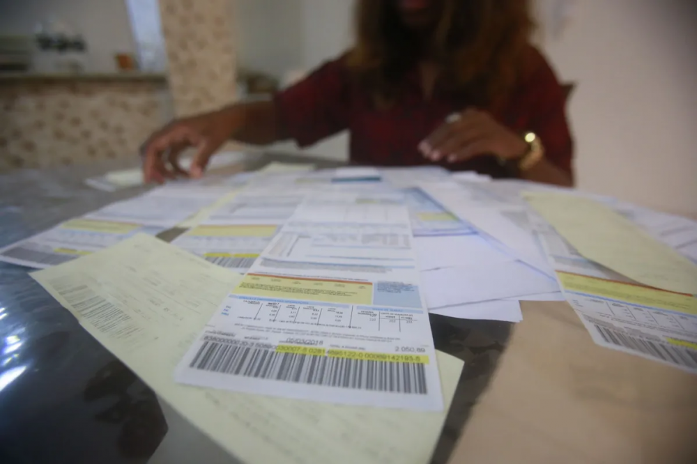 PL enviada proíbe cobrança de taxa mínima em contas de luz e água