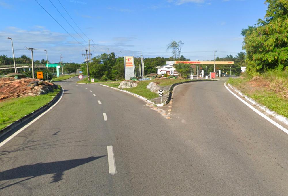 Homem tem carro tomado de assalto em posto de gasolina na BA-099
