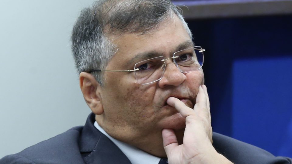 Dino diz que se desmoraliza se demitir assessores que receberam ONG ligada a Comando Vermelho