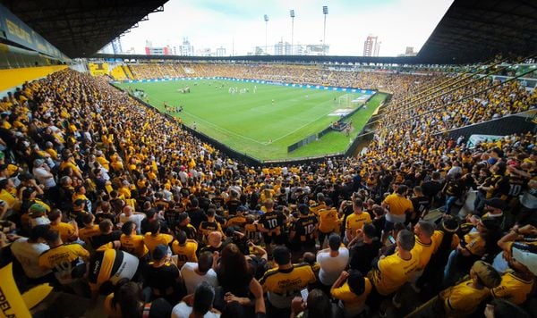 Criciúma vence e retorna à série A do Brasileirão