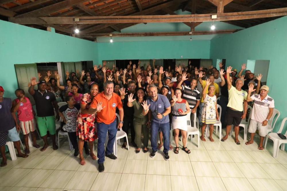 Flávio Matos dialoga com moradores da comunidade Boa Esperança, em Jacuípe