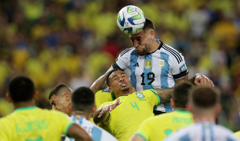 Brasil perde para a Argentina em noite de confusão no Maracanã