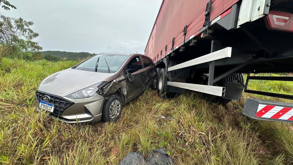 Carreta ‘patina’ em pista e atinge veículo de passeio na BA- 093