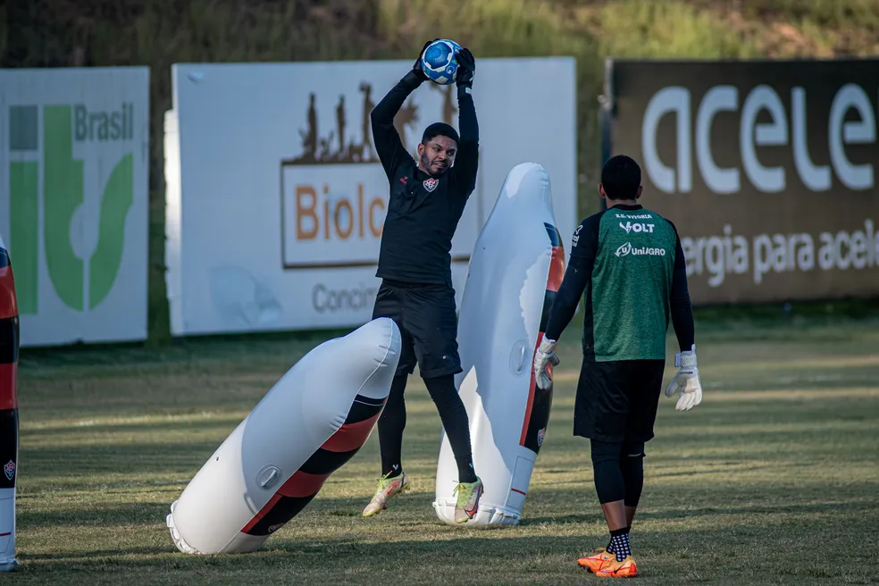 Léo Condé confirma Thiago Rodrigues e Dionísio para o jogo contra a Chape